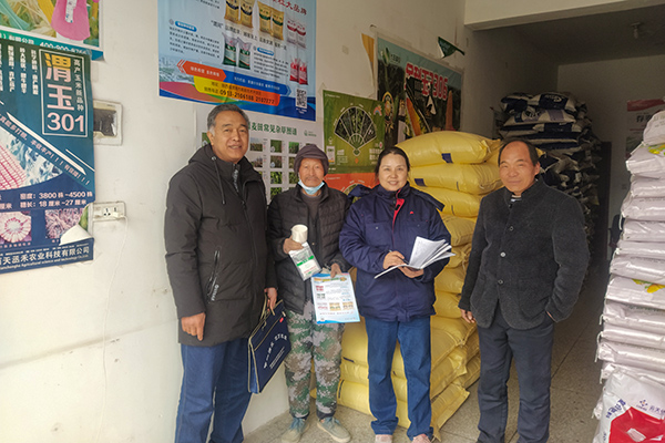 2月10日，尿素銷售人員在武功縣貞元鎮(zhèn)農(nóng)資店向農(nóng)戶發(fā)放宣傳資料。(副圖）.jpg