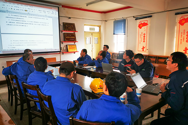 4月4日下午，物料車間召開三期循環(huán)水優(yōu)化節(jié)能項(xiàng)目首次推進(jìn)會(huì)。參會(huì)人員有生產(chǎn)部、計(jì)控電儀部負(fù)責(zé)人員及物料車間主任、副主任、技術(shù)員。拍攝人：物料車間杜玲(副圖）.jpg
