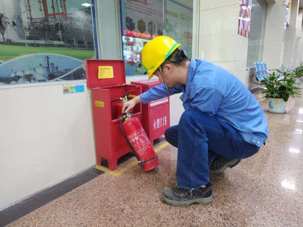 1681692205661886.jpeg 對消防器材進(jìn)行日常檢查.jpg
