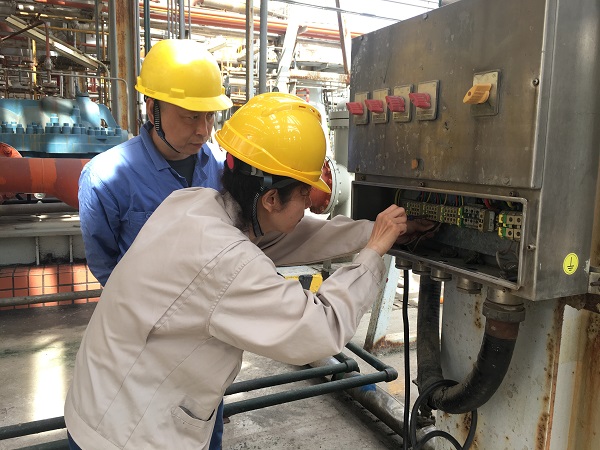 三期大檢修期間，臨時用電保障小組在現(xiàn)場為施工單位接電焊機.jpg
