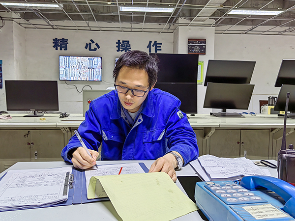 5月15日19點(diǎn)，動(dòng)力車間三期控制室，技術(shù)員畢加佳給加班檢修的5號(hào)鍋爐更換空預(yù)器辦理檢修票.jpg