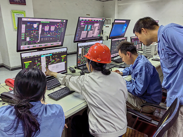 5月13日，動(dòng)力車間三期控制室，DCS調(diào)試將一、二期氨水制備工程師站遷移至三期.jpg