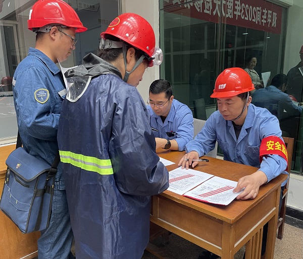 1684727088441282.jpeg 公司副總經(jīng)理趙強扎根一線”服務(wù)點“簽署動火票1.jpg