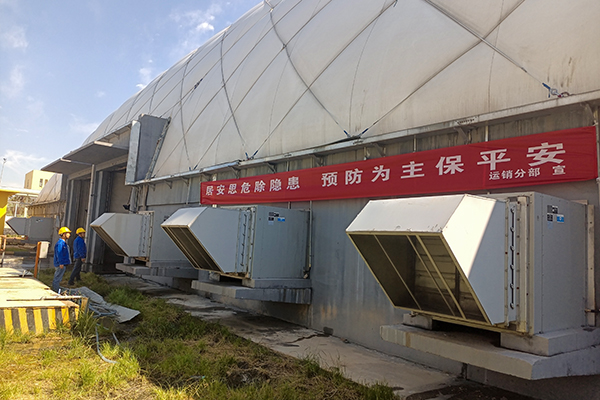 6月7日，運(yùn)銷分部，張海波、曹侃、李智民等人員，在氣膜棚排查隱患運(yùn)銷分部 伍思盈 攝.jpg