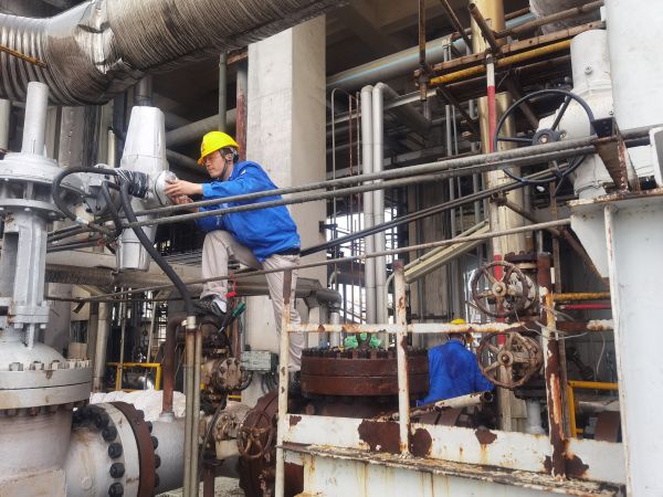 氣化爐上，柳曦、徐騰飛冒雨調(diào)試氣化爐電動閥.jpg