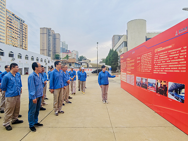 2023.7.6上午、物料車間黨支部、科技發(fā)展部黨支部黨員觀看觀“奮進(jìn)新征程·建功新時(shí)代”渭化集團(tuán)發(fā)展成果展--講解員介紹黨建引領(lǐng)成果展   600.jpg