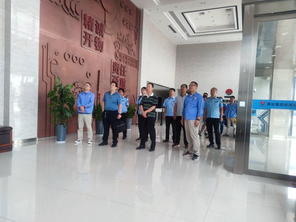 8月17日，省環(huán)保廳一行到公司開展環(huán)保檢查，此圖為檢查組在彬州公司綜合樓一樓進(jìn)行入場安全教育.jpg