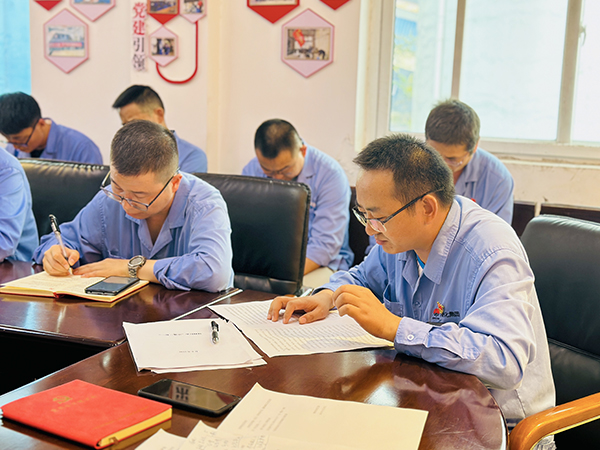 9月18日下午，物料車(chē)間黨支部紀(jì)檢委員孫文田為全體黨員講授廉潔主題黨課。 (3).JPG