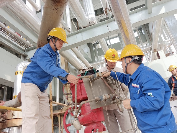 10月8日，空分尿素工段員工在尿素現(xiàn)場進行閥門的拆檢檢修作業(yè).jpg