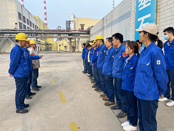 合成車間晨會上，王東亮正在進行安全叮囑.jpg