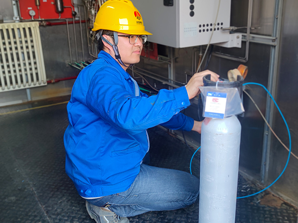 10.18在線儀表黨員薛豪進行可燃有毒氣體報警器標校   質(zhì)量監(jiān)督檢驗部  張軍.jpg