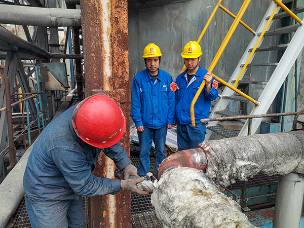 10月17日下午，在1號鍋爐暖風(fēng)器S2管道檢測處，安朝陽和張跟潮在監(jiān)護外協(xié)人員工作.jpg