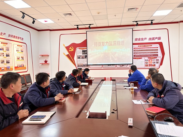 1月16日下午，制氣車間黨支部組織觀看警示教育大片《持續(xù)發(fā)力縱深推進》.jpg