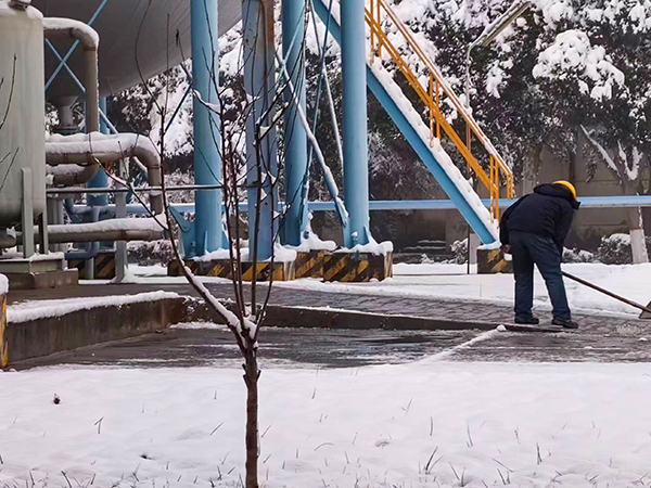 1706154557308718.jpeg 1月17日8點(diǎn)宋春平在281現(xiàn)場(chǎng)鏟雪00 600.jpg