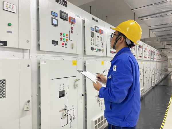 運(yùn)行員工第五江明在配電室里排查隱患.jpg