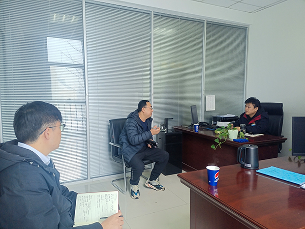 2月23日，運(yùn)銷分部，曹侃、伍思盈人員，在分部辦公室對(duì)標(biāo)交流。運(yùn)銷分部 伍思盈 攝.jpg