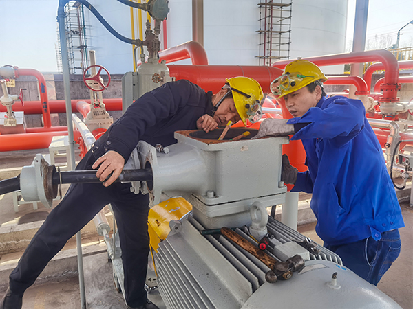 2月22日，檢修三班在191罐區(qū)更換節(jié)能電機(jī).jpg