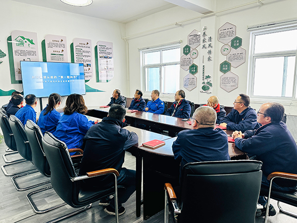 3月7日下午，物料車間黨支部組織黨員領導干部及行使公權力人員集體觀看警示教育片《扣好廉潔從政的第一?？圩印?jpg