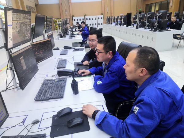 圖1 4月22日，計(jì)控電儀部副部長(zhǎng)賀捷坤、工藝副主任韓曉亮及相關(guān)專業(yè)技術(shù)人員與現(xiàn)場(chǎng)配合乏熱回收開(kāi)車工作。肖歡 攝.jpg