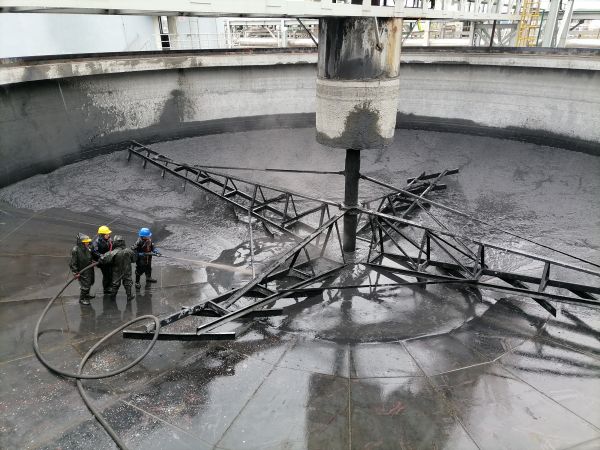 圖1 4月29日，雷仲民帶領(lǐng)清理隊(duì)伍清理澄清槽。.jpg