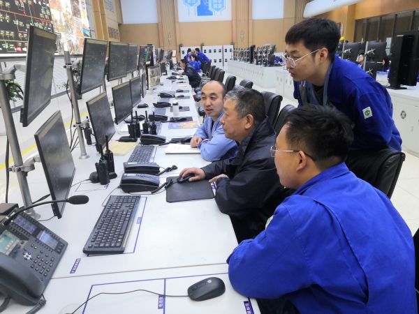 圖2 4月29日，剛從檢修現(xiàn)場(chǎng)回來(lái)的雷仲民給青工講解704檢修項(xiàng)目。.jpg