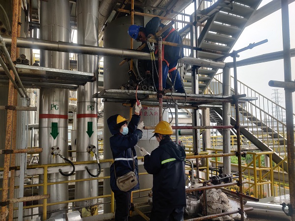 4月30日，分析人員對洗氨塔受限空間作業(yè)進行入罐前取樣分析.jpg