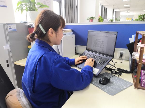 圖1 5月2日，宣傳組組長高丹正在編寫中修稿件。肖歡 攝.jpg