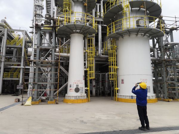 圖2 5月2日，沈思研拍攝T1604甲醇水分離塔拆人孔。肖歡 攝.jpg
