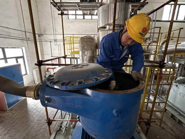 5月6日，電氣檢修工魏晨光緊固電機(jī)接線盒內(nèi)接線.jpg