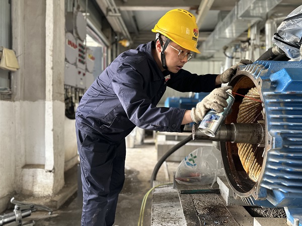 5月7日，檢修人員趙佳偉處理電機(jī)內(nèi)銹跡.jpg