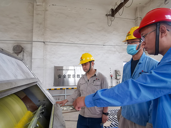 5月27日，劉立考與技術員現(xiàn)場查看新造粒機情況，為開車準備.jpg