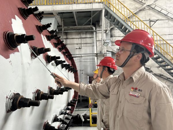 圖2 5月30日下午，制氣車間黨支部攜手聯(lián)合黨支部開展聯(lián)學聯(lián)建融生產(chǎn)  裝置舊貌換新顏主題黨日活動，制氣車間702磨煤機刷漆亮化活動現(xiàn)場紀實。.jpg