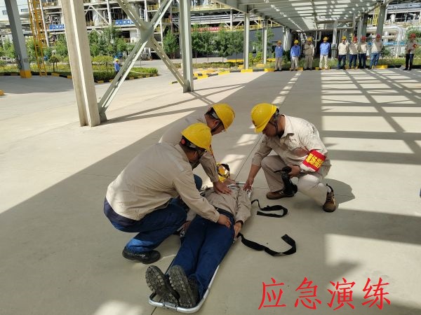 6月12日上午，制氣車間開(kāi)展丙烯泄漏應(yīng)急演練，上圖為演練中搶救人員對(duì)暈倒職工進(jìn)行心肺復(fù)蘇急救紀(jì)實(shí)照片.jpg