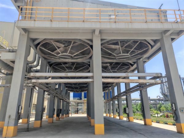 圖1 6月24日，清洗后空冷島實(shí)況。肖歡  攝.jpg