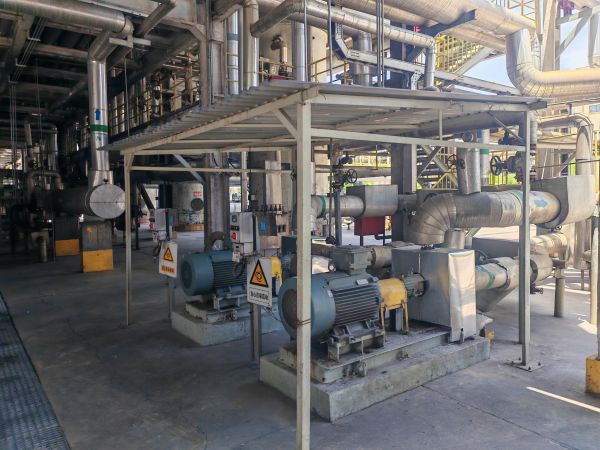 圖2 6月20日，搭建機(jī)泵遮陽棚實(shí)況。肖歡 攝.jpg