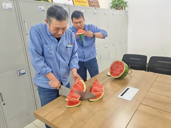 圖3 6月25日，班長雷仲民正在切西瓜。 肖歡 攝.jpg