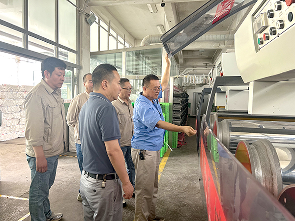 7月18日，總經(jīng)理李留道陪同陜西省安全督導(dǎo)幫扶小組到公司生產(chǎn)現(xiàn)場(chǎng)進(jìn)行了系統(tǒng)檢查.jpg