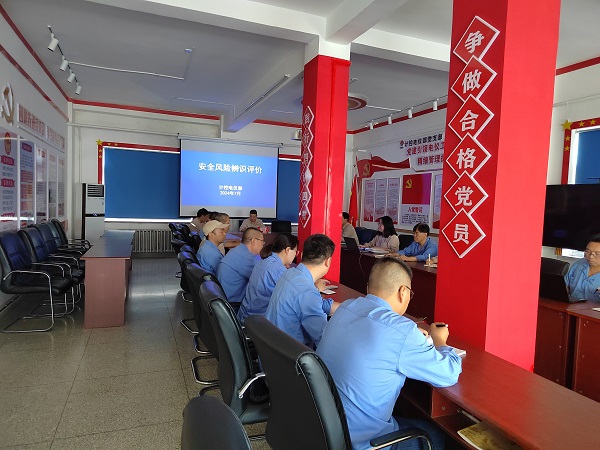 近日，計(jì)控電儀部舉行了“安全風(fēng)險(xiǎn)辨識評價(jià)”總結(jié)會(huì)，由部門領(lǐng)導(dǎo)、安全員、各班、段、站長、技術(shù)員組成的安全風(fēng)險(xiǎn)評價(jià)小組對部門管轄區(qū)域的安全風(fēng)險(xiǎn)進(jìn)行了進(jìn)一步的辨識評估和總結(jié)1.jpg