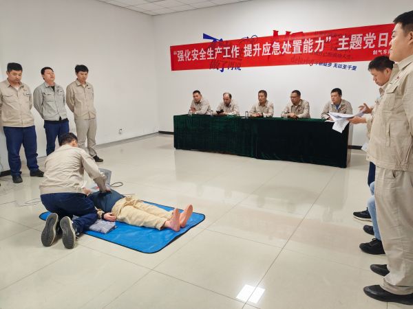 圖2 7月26日，張力演示心肺復蘇全過程。.jpg