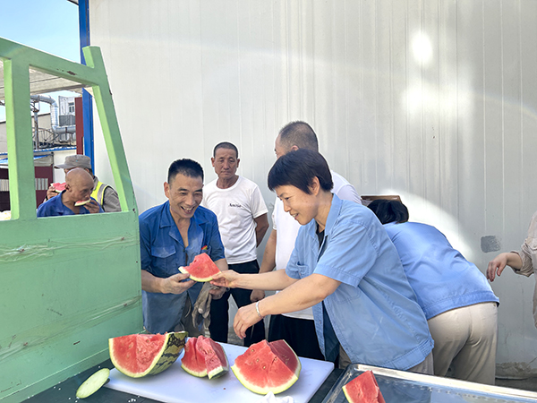8月1日，工會劉婕給戶外工作員工送西瓜.jpg