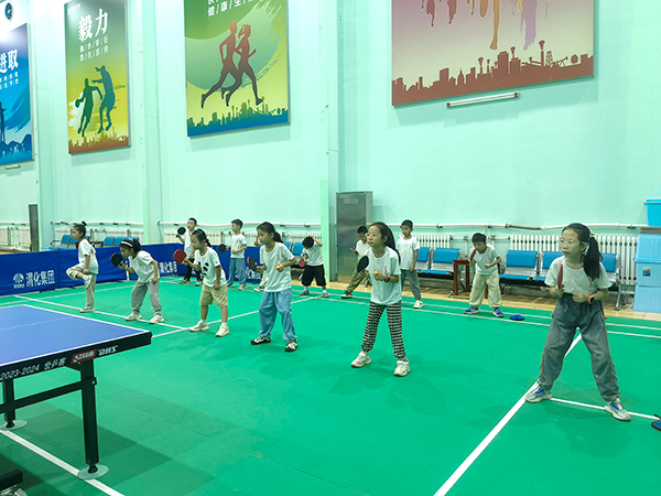 2024年8月1日，渭化集團乒乓球館，小學(xué)生學(xué)習(xí)乒乓球.jpg