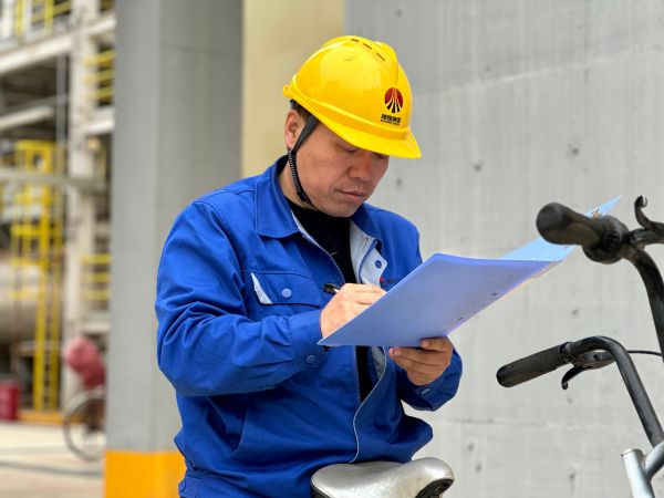 圖2 8月26日，安全員陳科武簽署作業(yè)票據(jù)。.jpg