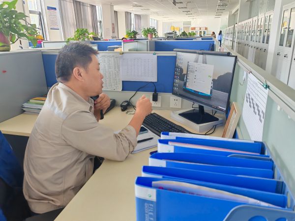 圖1 8月27日，安全員陳科武給現(xiàn)場監(jiān)護(hù)人員打電話強(qiáng)調(diào)安全有關(guān)事項(xiàng)。.jpg