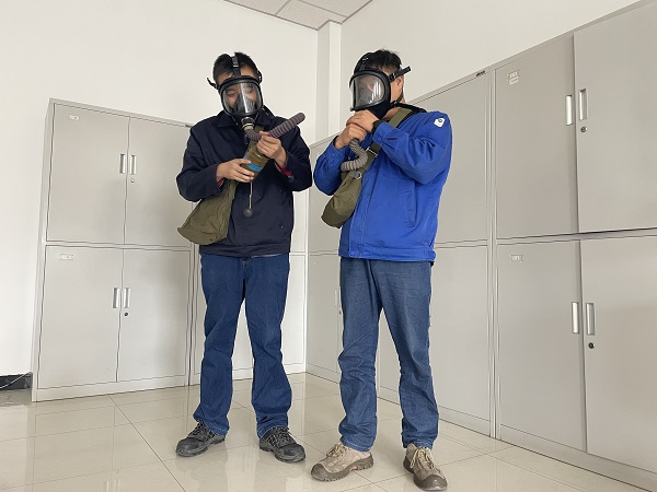 運行工段員工正在練習(xí)如何將面具與濾毒罐正確組裝。.jpg