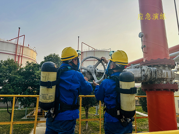11月8日下午，應(yīng)急演練，圖為演練過程中關(guān)閉裝車總管控制閥.jpg