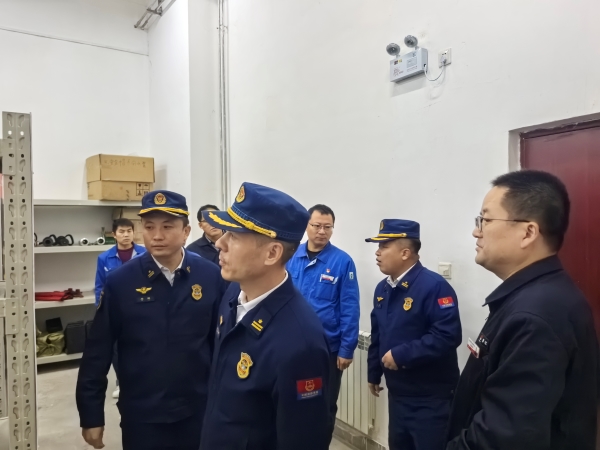 11月13日，咸陽(yáng)市消防救援支隊(duì)檢查消防器材庫(kù).jpg