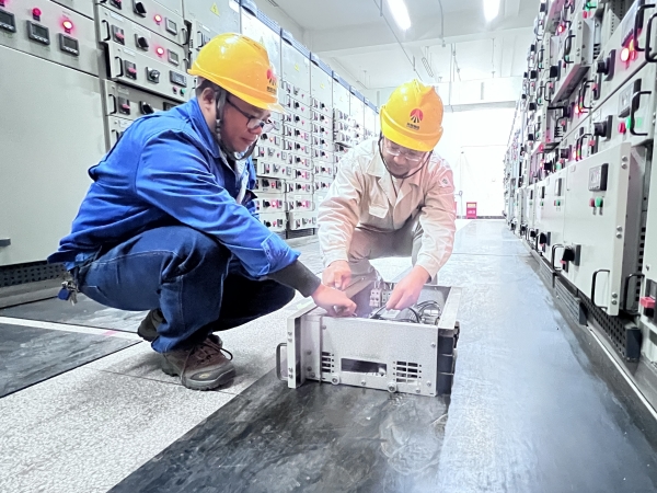 11月，計控電儀部運行人員正在對開關(guān)柜進行維修.jpg
