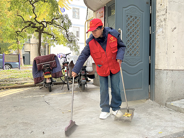 1732265499292066.jpeg 志愿者清掃樓道門口衛(wèi)生.jpg