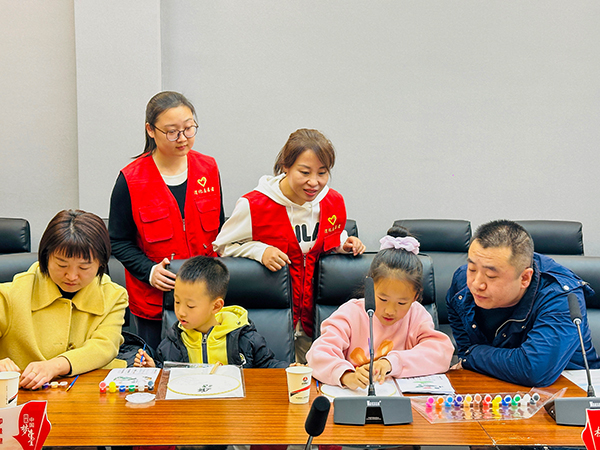 11月30日晚，物料車(chē)間黨支部開(kāi)展“清風(fēng)常伴 以廉守家”為主題的廉潔文化進(jìn)家庭活動(dòng)--志愿者指導(dǎo).jpg