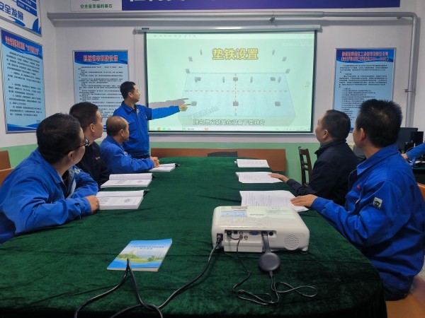 合成車間技術員劉斌在學習室給員工講授設備基礎找正.jpg